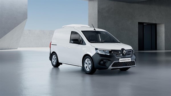 Električni SUV Renault Scenic E-Tech electric u tamnoplavoj boji, prikazan na reflektirajućoj podlozi s pozadinom u nijansama ružičaste i ljubičaste, koja podsjeća na zalazak sunca.