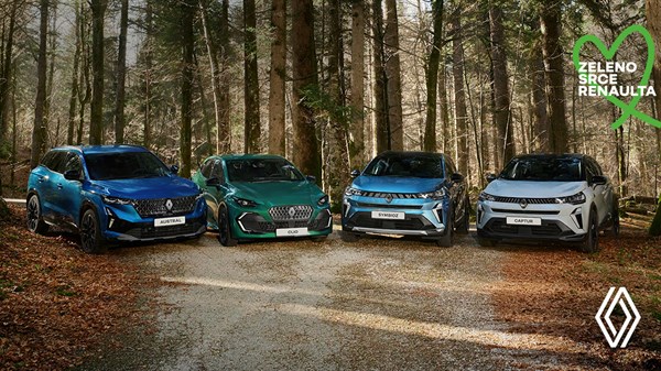 Četiri Renault vozila parkirana u šumi, plavi, zeleni, sivi i bijeli modeli iz E-Tech linije.