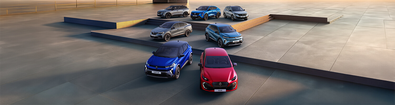 Više Renault vozila raspoređenih na modernoj urbanoj platformi, pogled odozgo.