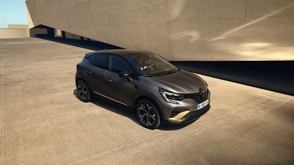 Modri Captur E-Tech hibrid na cesti