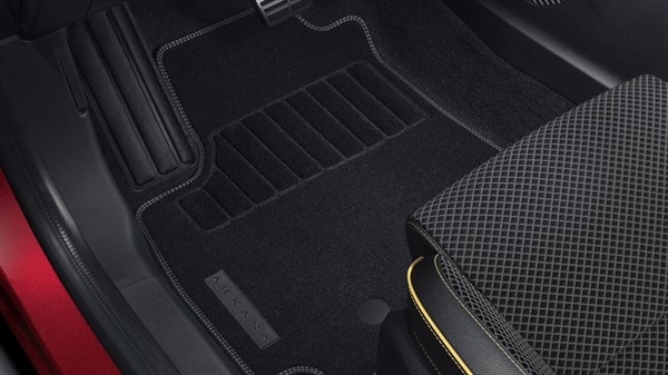Tekstilni i gumeni tepisi u unutrašnjosti vozila Megane Conquest full hybrid E-Tech.








