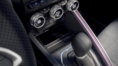 Središnja konzola vozila Clio full hybrid E-Tech s bežičnim punjačem za telefon.