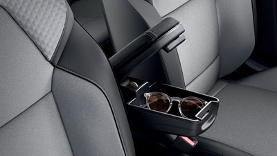 Unutrašnjost vozila Clio full hybrid E-Tech s prednjim naslonom za ruku i držačem za čaše.