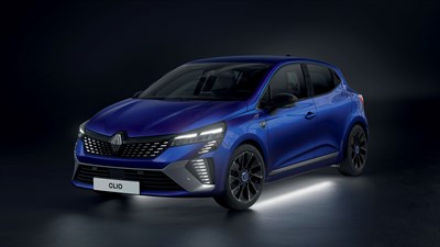 Vozilo Clio full hybrid E-Tech s uključenim prednjim svjetlima, prikazano u mraku