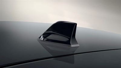 Crna antena u obliku peraje morskog psa na krovu vozila Clio full hybrid E-Tech

