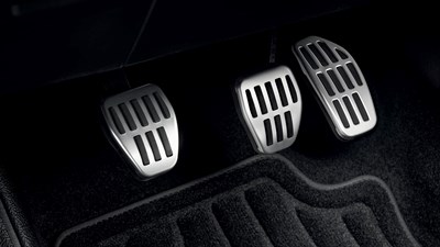 Papučice za gas, kočenje i spojku u unutrašnjosti vozila Clio full hybrid E-Tech

