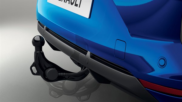 Poluelektrična uvlačna kuka za vuču montirana ispod stražnjeg dijela vozila Clio full hybrid E-Tech, u sklopljenom položaju.