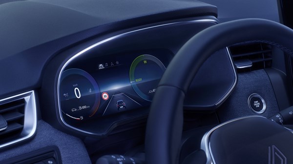 Prikaz digitalne instrument ploče i volana vozila Clio full hybrid E-Tech s naglaskom na multimedijski sustav.

