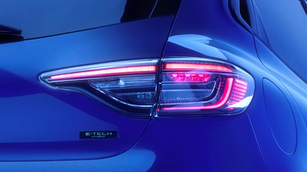 Stražnji dio vozila Clio full hybrid E-Tech s istaknutim E-Tech logotipom i stražnjim svjetlom.

