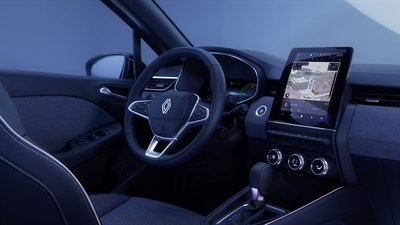 Unutrašnjost Clio full hybrid E-Tech vozila s prikazom zaslona osjetljivog na dodir i navigacije.


