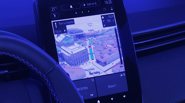 Multimedijski zaslon Clio full hybrid E-Tech vozila s prikazom navigacije i digitalnog sučelja.








