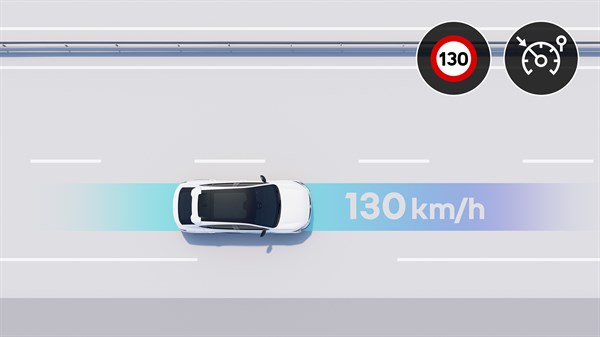 Prikaz vozila Rafale E-Tech hybrid koje vozi brzinom od 130 km/h uz oznaku tempomata i prometni znak ograničenja brzine.



