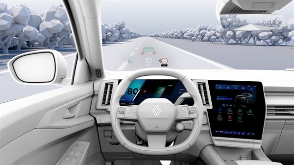 Unutrašnjost vozila Rafale E-Tech hybrid s pogledom na head-up zaslon i središnji ekran koji prikazuju informacije sustava safety score i safety coach.







