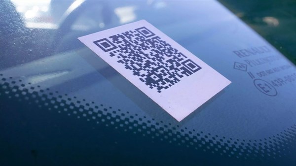 Prikaz QR koda Renault QRescue na vjetrobranskom staklu vozila Rafale E-Tech hybrid za brži pristup tehničkim podacima vozila u hitnim situacijama.







