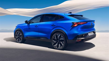 Plavi Renault Rafale E-Tech hybrid snimljen straga s lijeve strane, u pozadini bijele tkanine i plavo nebo.

