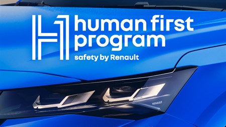 Prednje svjetlo vozila Renault Rafale E-Tech hybrid s natpisom „human first program”.


