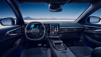 Unutrašnjost Renault vozila s modernim digitalnim kokpitom i velikim središnjim zaslonom osjetljivim na dodir