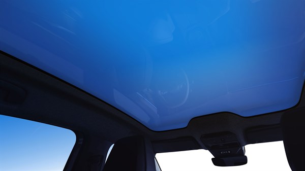 Pogled iz unutrašnjosti vozila Renault Rafale prema panoramskom krovu u potpuno zatamnjenom stanju.







