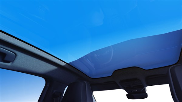  Pogled iz unutrašnjosti vozila Renault Rafale prema panoramskom krovu s prozirnim stražnjim dijelom i zatamnjenim prednjim dijelom.