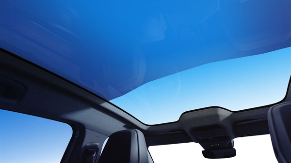 Panoramski krov vozila Renault Rafale prikazan djelomično zatamnjen, s jasno vidljivim prijelazom između zatamnjenog i prozirnog dijela stakla.







