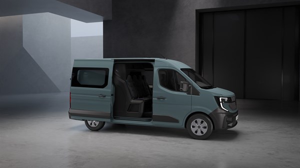 Vozilo Renault Master s produženom kabinom i otvorenim bočnim vratima

