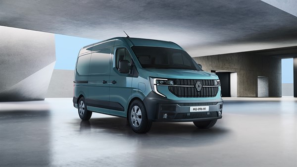 Vozilo Renault Master furgon parkirano ispred modernog objekta