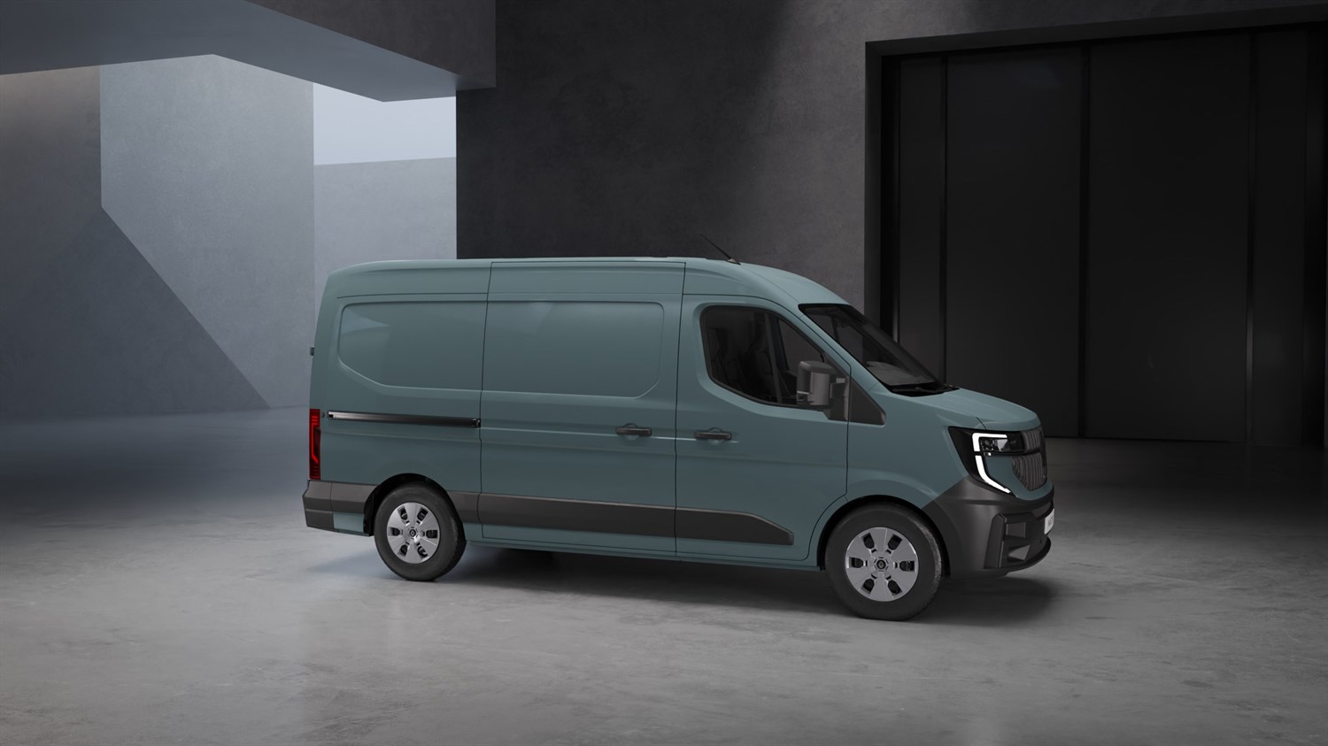 Vozilo Renault Master furgon parkirano u zatvorenom prostoru, bočni pogled