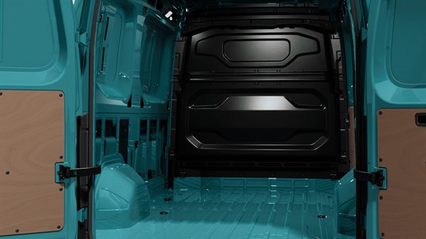 Prikaz unutrašnjosti tovarnog prostora vozila Renault Master gledan s otvorenih stražnjih vrata