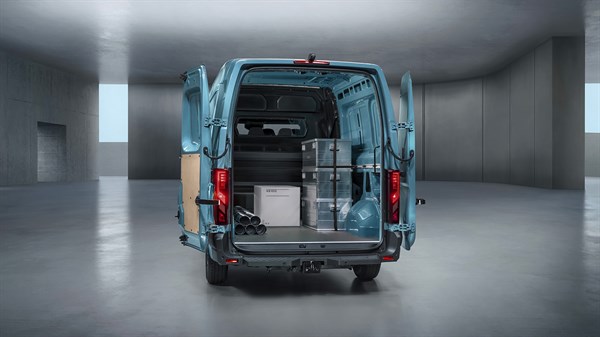 Stražnji pogled na vozilo Renault Master s potpuno otvorenim vratima