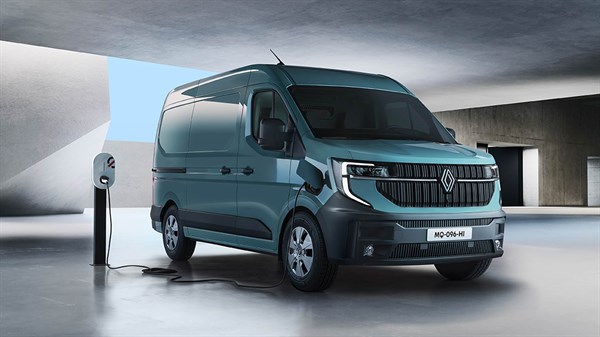 Vozilo Renault Master E-Tech electric spojeno na punjač, bočni prednji pogled