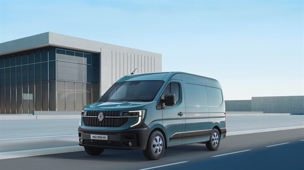 Vozilo Renault Master u vožnji ispred suvremenog objekta