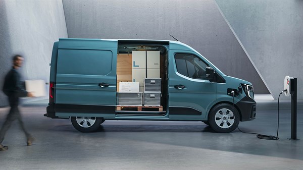 Otvorena bočna klizna vrata vozila Renault Master s prikazom utovarenih paleta