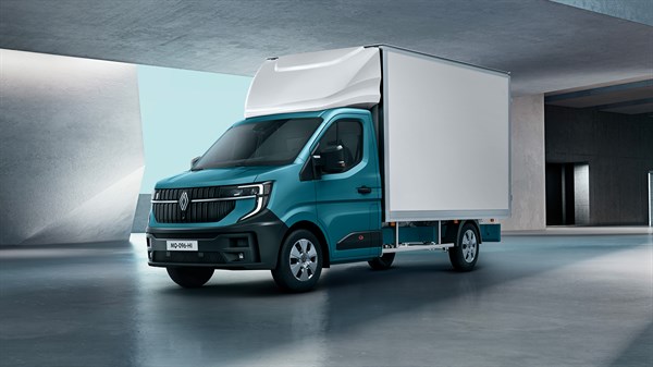 Vozilo Renault Master šasija s bijelim sandukom, bočni prednji pogled