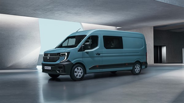 Vozilo Renault Master s produženom kabinom, bočni prednji pogled
