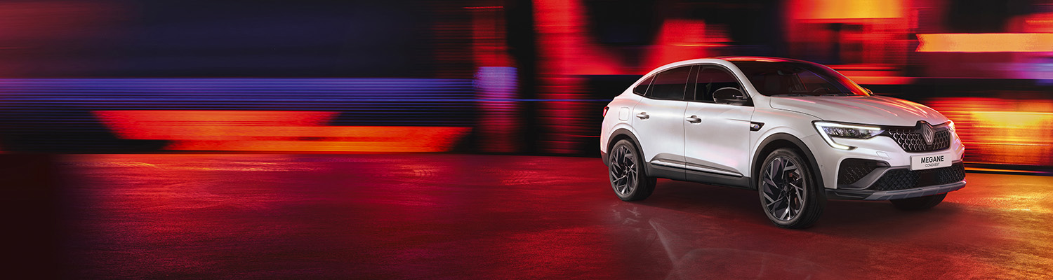 Više Renault vozila raspoređenih na modernoj urbanoj platformi, pogled odozgo.