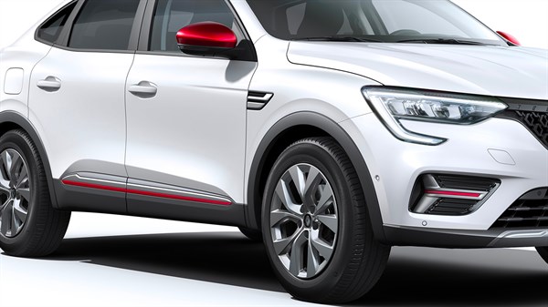 Vozilo Megane Conquest full hybrid E-Tech s personalizacijskim crvenim elementima na retrovizorima i vratima.

