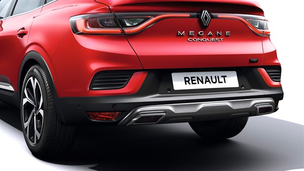 
Stražnji spojler vozila Megane Conquest full hybrid E-Tech s dvostrukom ispušnom cijevi i crnim završetkom branika.

