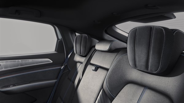 Stražnja sjedala vozila Megane Conquest full hybrid E-Tech s dodatno oblikovanim i udobnijim naslonima za glavu.

