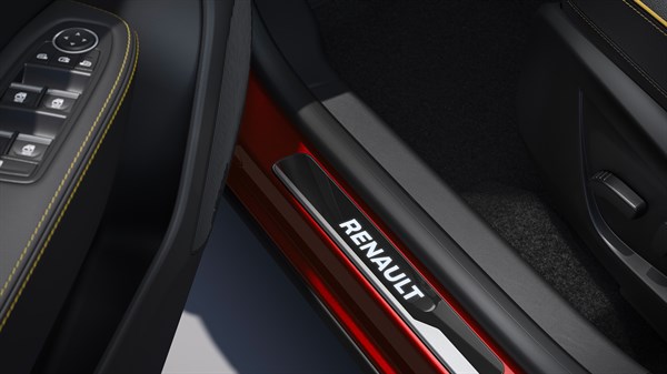 Osvijetljen prag s Renault logotipom i detaljima unutrašnjih vrata vozila Megane Conquest full hybrid E-Tech.







