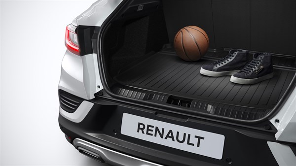 
Prtljažnik vozila Megane Conquest full hybrid E-Tech s gumenom zaštitom i sportskom opremom.


