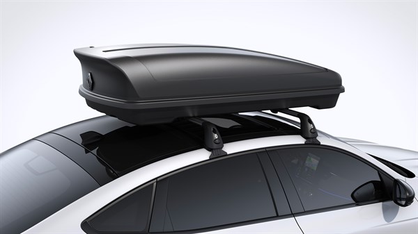 Krovni nosač s kutijom za prtljagu postavljen na krovu vozila Megane Conquest full hybrid E-Tech.







