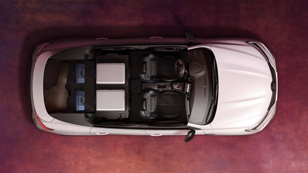 Unutrašnjost vozila Megane Conquest full hybrid E-Tech prikazana odozgo, sa spuštenom stražnjom klupom i prtljažnim prostorom proširenim na maksimalan kapacitet.







