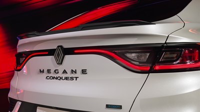 Stražnji dio vozila Megane Conquest full hybrid E-Tech s naglašenim branikom, svjetlima i E-Tech oznakom.


