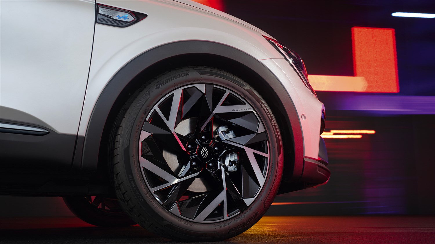 Detalj prednjeg kotača i naplatka vozila Megane Conquest full hybrid E-Tech s Alpine oznakom.







