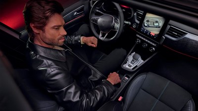 Unutrašnjost vozila s naglaskom na udobna sjedala i ambijentalno osvjetljenje u Megane Conquest full hybrid E-Tech.

