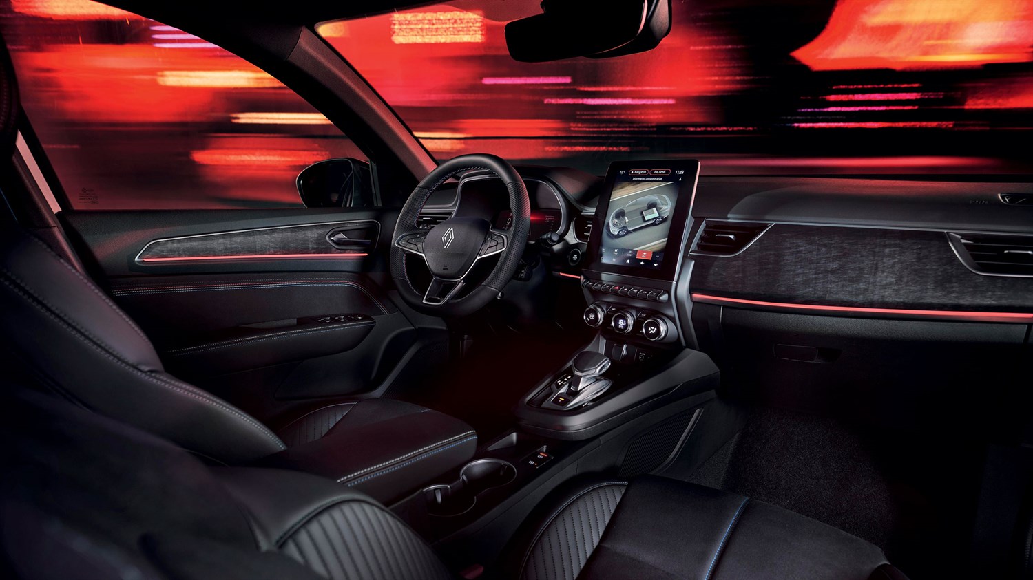 Unutrašnjost vozila Megane Conquest full hybrid E-Tech s osvijetljenom instrument pločom i središnjim zaslonom osjetljivim na dodir.







