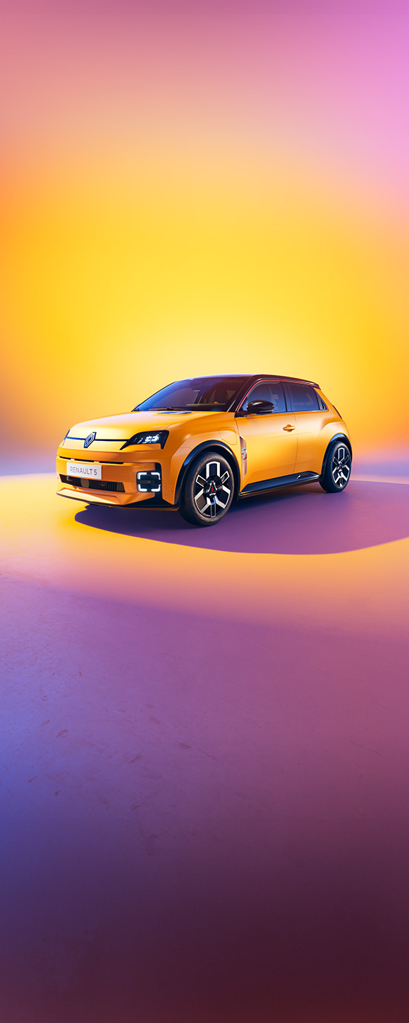 Žuti Renault 5 E-Tech electric pozicioniran ukoso na ljubičasto žutoj podlozi