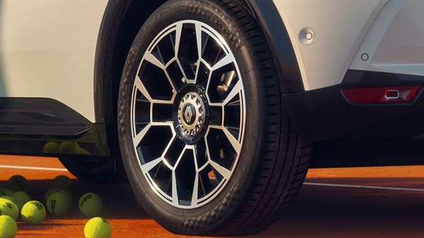Detalj kotača Renault 5 Roland-Garros s crnim 18-inčnim Ecrou naplatcima i Roland-Garros logotipom na pozadini Saint Andrew’s Cross