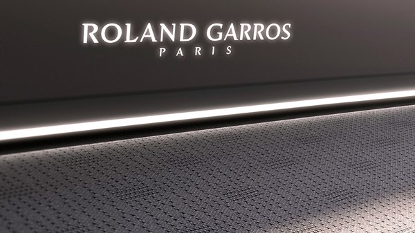 Satenasti detalj s osvijetljenim logotipom Roland-Garros na armaturnoj ploči vozila Renault 5