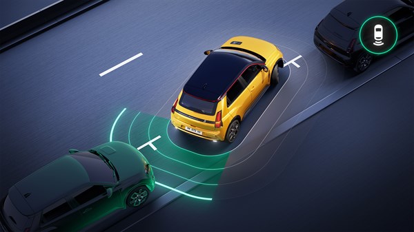Renault 5 vozi unatrag dok senzori detektiraju prepreku i prikazuju signal upozorenja.

